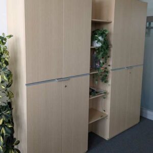 Armoire penderie en bois stratifié couleur chêne clair ouvrant par 4 portes. 218 x  226 x 43 cm. Localisation : 7 ouest – Image 2