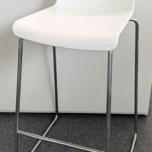 Tabouret haut empilable de marque Ikea modèle Glenn, structure en acier chromé, coque en plastique blanc. 101 x 52 x 57 cm. Localisation : 7 ouest