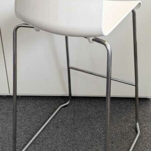 Tabouret haut empilable de marque Ikea modèle Glenn, structure en acier chromé, coque en plastique blanc. 101 x 52 x 57 cm. Localisation : 7 ouest – Image 2