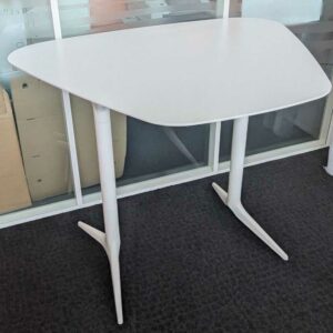 Table haute de marque EFE en bois stratifié blanc à plateau trapézoïdal reposant sur 2 pieds en acier laqué blanc. 71 x 140 x 110 cm. Localisation : 7 ouest – Image 2