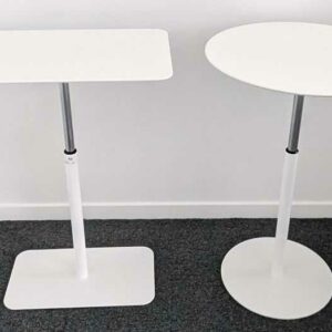 2 tables d'appoint réglables en hauteur en bois stratifié et acier laqué blanc, une ronde et une rectangulaire. Hauteur max: 76 cm . Hauteur mini : 53 cm. Localisation : 7 ouest