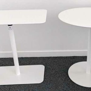 2 tables d'appoint réglables en hauteur en bois stratifié et acier laqué blanc, une ronde et une rectangulaire. Hauteur max: 76 cm . Hauteur mini : 53 cm. Localisation : 7 ouest – Image 2