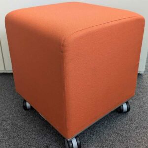 Pouf sur roulettes de marque ALLERMUIR recouvert de tissu orange. 46 x 42 x 42 cm (usures, tâches). 3 unités. Vendu à l'unité avec faculté de réunion. Localisation : 7 ouest