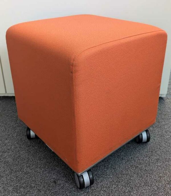Pouf sur roulettes de marque ALLERMUIR recouvert de tissu orange. 46 x 42 x 42 cm (usures, tâches). 3 unités. Vendu à l'unité avec faculté de réunion. Localisation : 7 ouest