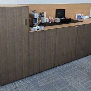 Buffet bas avec compartiment réfrigérateur intégrable en bois stratifié couleur chêne clair et chêne foncé ouvrant par 5 portes.  130 x 302 x 60 cm. Localisation : 7 ouest