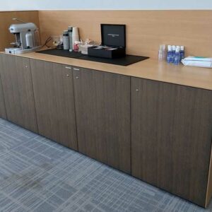 Buffet bas avec compartiment réfrigérateur intégrable en bois stratifié couleur chêne clair et chêne foncé ouvrant par 5 portes.  130 x 302 x 60 cm. Localisation : 7 ouest – Image 2