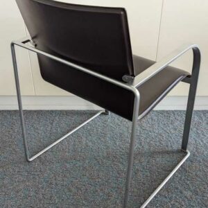 Suite de 6 fauteuils de marque LAPALMA, armature en acier brossé, garniture en cuir marron, piètement luge. 80 x 57 x 57 cm. Localisation : 7 est – Image 2