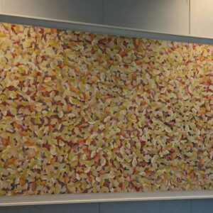 Tableau composé d'une peinture sur soie sur panneaux de bois à décor floral, signé en bas à droite et daté 91. 118 x 238 cm. Localisation : 7 est