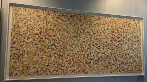 Tableau composé d'une peinture sur soie sur panneaux de bois à décor floral, signé en bas à droite et daté 91. 118 x 238 cm. Localisation : 7 est