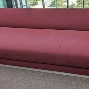 Canapé lit de marque TACCHINI recouvert de tissu couleur grenat. 55 x 255 x 100 cm. Localisation : 4ème coursive