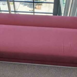 Canapé lit de marque TACCHINI recouvert de tissu couleur grenat. 55 x 255 x 100 cm. Localisation : 4ème coursive – Image 2
