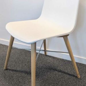 Suite de 4 chaises de marque CONNECTION modèle Laurel coque polypropylène blanc piétement bois avec croisillons. 78 x 44 x 52 cm. Localisation : 6 ouest