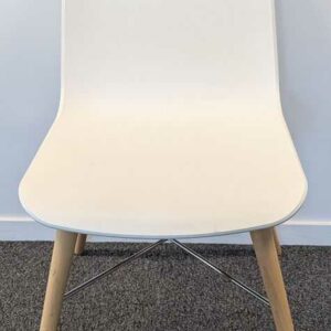 Suite de 4 chaises de marque CONNECTION modèle Laurel coque polypropylène blanc piétement bois avec croisillons. 78 x 44 x 52 cm. Localisation : 6 ouest – Image 2