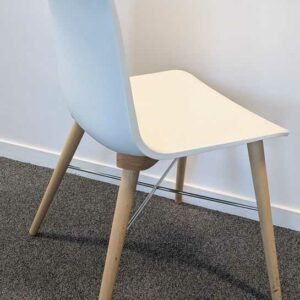 Suite de 4 chaises de marque CONNECTION modèle Laurel coque polypropylène blanc piétement bois avec croisillons. 78 x 44 x 52 cm. Localisation : 6 ouest – Image 3