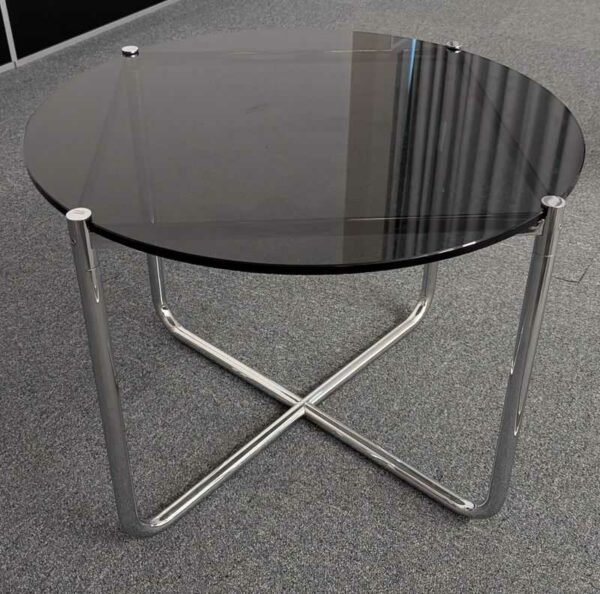 Table basse, plateau rond en verre fumé reposant sur piètement en X en acier chromé. Localisation : 7 est