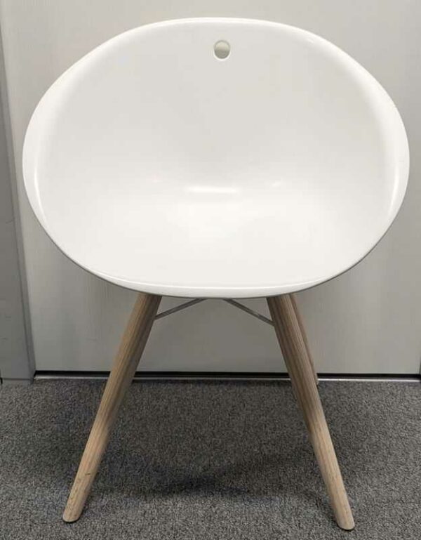 Paire de fauteuils design Pocci & Dondoli modèle Gliss édition PEDRALI, coque en plastique blanc, piètement en bois naturel avec croisillons en acier laqué blanc. 80 x 58 x 50 cm. Localisation : 6 est