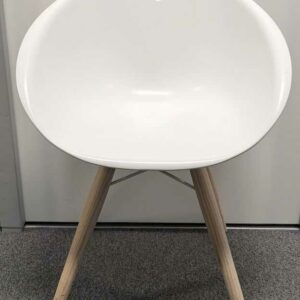 Paire de fauteuils design Pocci & Dondoli modèle Gliss édition PEDRALI, coque en plastique blanc, piètement en bois naturel avec croisillons en acier laqué blanc. 80 x 58 x 50 cm. Localisation : 6 est