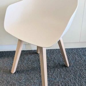 Paire de fauteuils design Iratzoki Studio modèle Kuskoa édition ALKI, coque en plastique beige, piètement en bois naturel. 80 x 60 x 50 cm. Localisation : 6 ouest