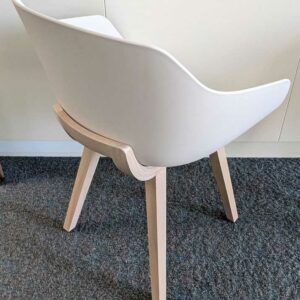 Paire de fauteuils design Iratzoki Studio modèle Kuskoa édition ALKI, coque en plastique beige, piètement en bois naturel. 80 x 60 x 50 cm. Localisation : 6 ouest – Image 2