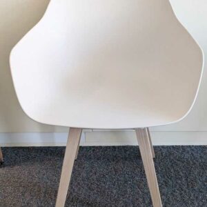 Paire de fauteuils design Iratzoki Studio modèle Kuskoa édition ALKI, coque en plastique beige, piètement en bois naturel. 80 x 60 x 50 cm. Localisation : 6 ouest – Image 3