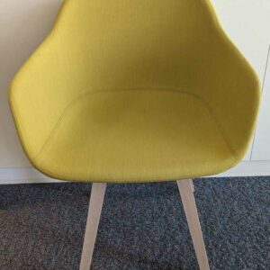 Paire de fauteuils design Iratzoki Studio modèle Kuskoa édition ALKI, coque en tissu jaune moutarde, piètement en bois naturel. 80 x 60 x 50 cm. Localisation : 6 ouest – Image 2