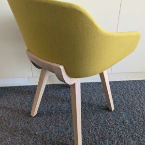 Paire de fauteuils design Iratzoki Studio modèle Kuskoa édition ALKI, coque en tissu jaune moutarde, piètement en bois naturel. 80 x 60 x 50 cm. Localisation : 6 ouest – Image 3