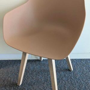 Paire de fauteuils design Iratzoki Studio modèle Kuskoa édition ALKI, coque en plastique saumon, piètement en bois naturel. 80 x 60 x 50 cm. Localisation : 6 ouest