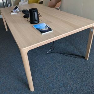 Table de réunion en bois couleur chêne clair, plateau rectangulaire à bords arrondis avec 2 trappes passe-câbles. 76 x 240 x 120 cm. Localisation : 6 ouest – Image 4