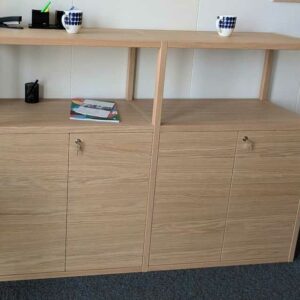 Armoire bibliothèque en bois chêne clair à 4 portes et une étagère. 114 x 160 x 40 cm. Localisation : 6 ouest