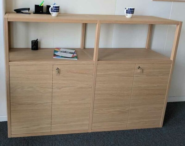 Armoire bibliothèque en bois chêne clair à 4 portes et une étagère. 114 x 160 x 40 cm. Localisation : 6 ouest