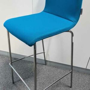 Suite de 4 chaises hautes de marque NARBUTAS, armature en acier chromé, garniture en tissu bleu roi. 103 x 46 x 50 cm. Localisation : 6 ouest