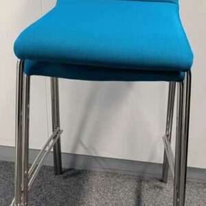 Suite de 4 chaises hautes de marque NARBUTAS, armature en acier chromé, garniture en tissu bleu roi. 103 x 46 x 50 cm. Localisation : 6 ouest – Image 2