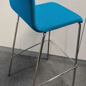Suite de 4 chaises hautes de marque NARBUTAS, armature en acier chromé, garniture en tissu bleu roi. 103 x 46 x 50 cm. Localisation : 6 ouest – Image 3
