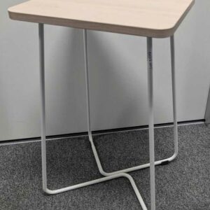 Table d'appoint de marque STEELCASE plateau carré bois stratifié couleur hêtre pied acier laqué blanc. 60 x 68 x 34 cm. Localisation : 6 ouest