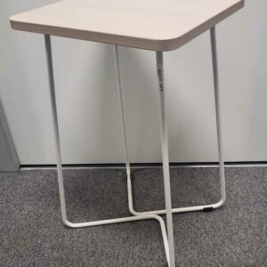 Table d'appoint de marque STEELCASE plateau carré bois stratifié couleur hêtre pied acier laqué blanc. 60 x 68 x 34 cm. Localisation : 6 ouest – Image 2