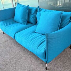 Canapé de marque MOROSO modèle Gentry recouvert de tissu chiné bleu, coussins amovibles, piètement en acier laqué noir. 83 x 207 x 80 cm. Localisation : 5 est – Image 2