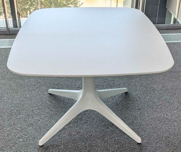 Table basse plateau rectangulaire à bords arrondis en bois blanc reposant sur un piètement en X acier laqué blanc. 52 x 90 x 70 cm. Localisation : 5 ème coursive