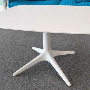 Table basse plateau rectangulaire à bords arrondis en bois blanc reposant sur un piètement en X acier laqué blanc. 52 x 90 x 70 cm. Localisation : 5 ème coursive – Image 2