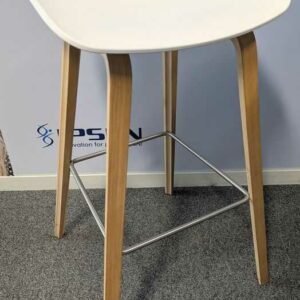 Paire de tabourets hauts design Hee Welling modèle About A Stool édition HAY, coque en plastique blanc, piétement en bois naturel avec repose-pied en métal. 85 x 50 x 50 cm. Localiusation : 4 est
