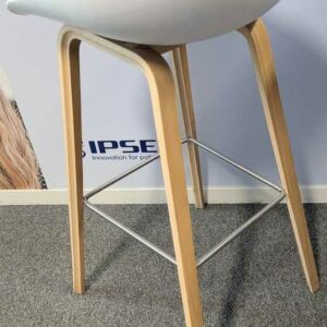 Paire de tabourets hauts design Hee Welling modèle About A Stool édition HAY, coque en plastique blanc, piétement en bois naturel avec repose-pied en métal. 85 x 50 x 50 cm. Localiusation : 4 est – Image 2