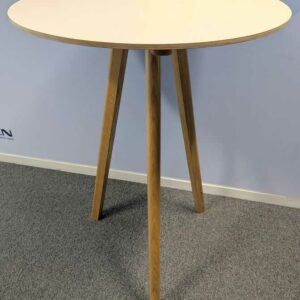Table haute design Ronan et Erwan Bouroullec modèle CPH édition HAY, plateau rond en bois blanc reposant sur un piètement tripode. 105 x 70 cm. Localisation : 4 est
