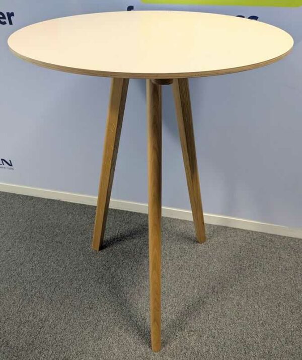 Table haute design Ronan et Erwan Bouroullec modèle CPH édition HAY, plateau rond en bois blanc reposant sur un piètement tripode. 105 x 70 cm. Localisation : 4 est
