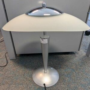 Lampe de bureau, divers modèles. 75 unités. Vendu à l'unité avec faculté de réunion. Localisation : tous étages