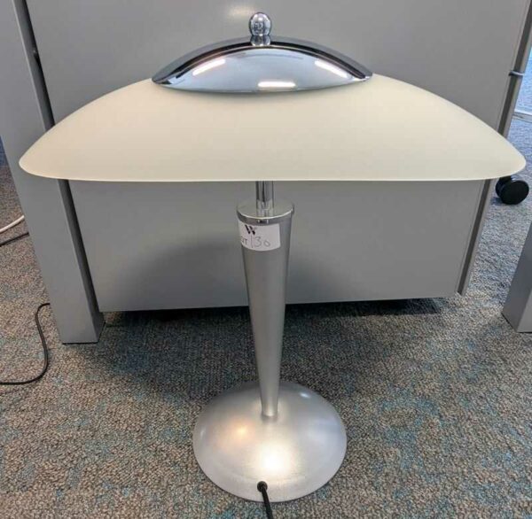Lampe de bureau, divers modèles. 75 unités. Vendu à l'unité avec faculté de réunion. Localisation : tous étages