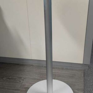 Mange debout de marque INDECASA en métal brossé, plateau rond avec insert en plastique. 113 x 60 cm. Localisation : 7 ouest