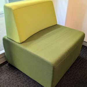 Paire de fauteuils de marque STEELCASE recouverts de tissu bicolore vert clair/ vert kaki modèle Cube-2 (tâches). 80 x 78 x 75 cm. Localisation : 6 ouest