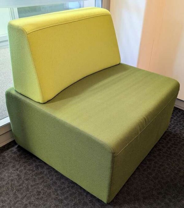 Paire de fauteuils de marque STEELCASE recouverts de tissu bicolore vert clair/ vert kaki modèle Cube-2 (tâches). 80 x 78 x 75 cm. Localisation : 6 ouest