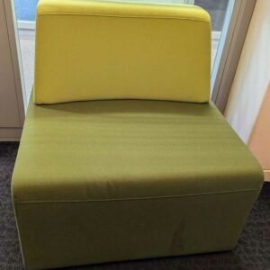 Paire de fauteuils de marque STEELCASE recouverts de tissu bicolore vert clair/ vert kaki modèle Cube-2 (tâches). 80 x 78 x 75 cm. Localisation : 6 ouest – Image 2