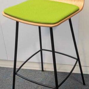 Suite de 4 chaises hautes, coque en bois contreplaqué, galette d'assise en tissu vert, piètement en acier laqué noir. 100 x 40 x 44 cm. Localisation : 6 est