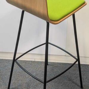 Suite de 4 chaises hautes, coque en bois contreplaqué, galette d'assise en tissu vert, piètement en acier laqué noir. 100 x 40 x 44 cm. Localisation : 6 est – Image 2